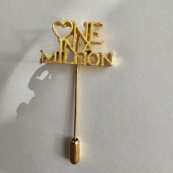 Vintage One in a Million stick pin gold tone brooch stickpin - Picture 5 of 5